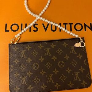 Louis Vuitton NEVERFULL MM POUCH IN BEIGE